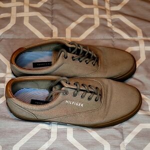 Men's Size 8 Tommy Hilfiger Low Top Sneakers